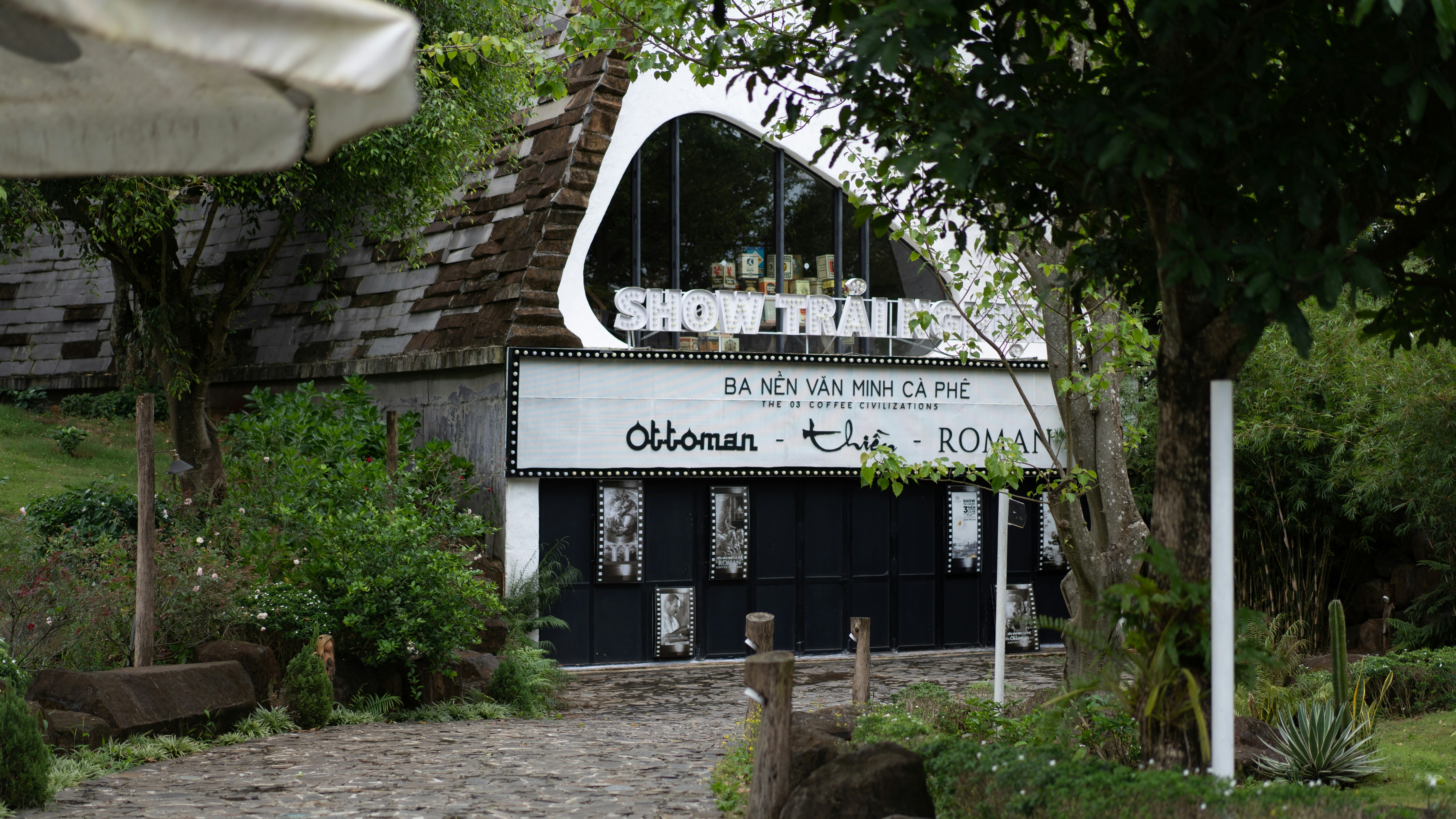 Oia local spots: Family-Friendly Taverns