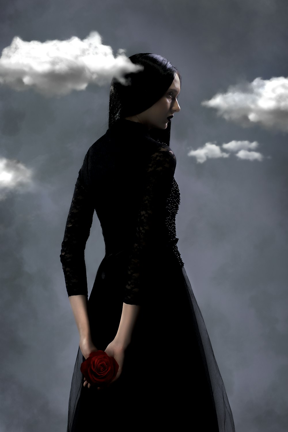 una persona in un vestito nero