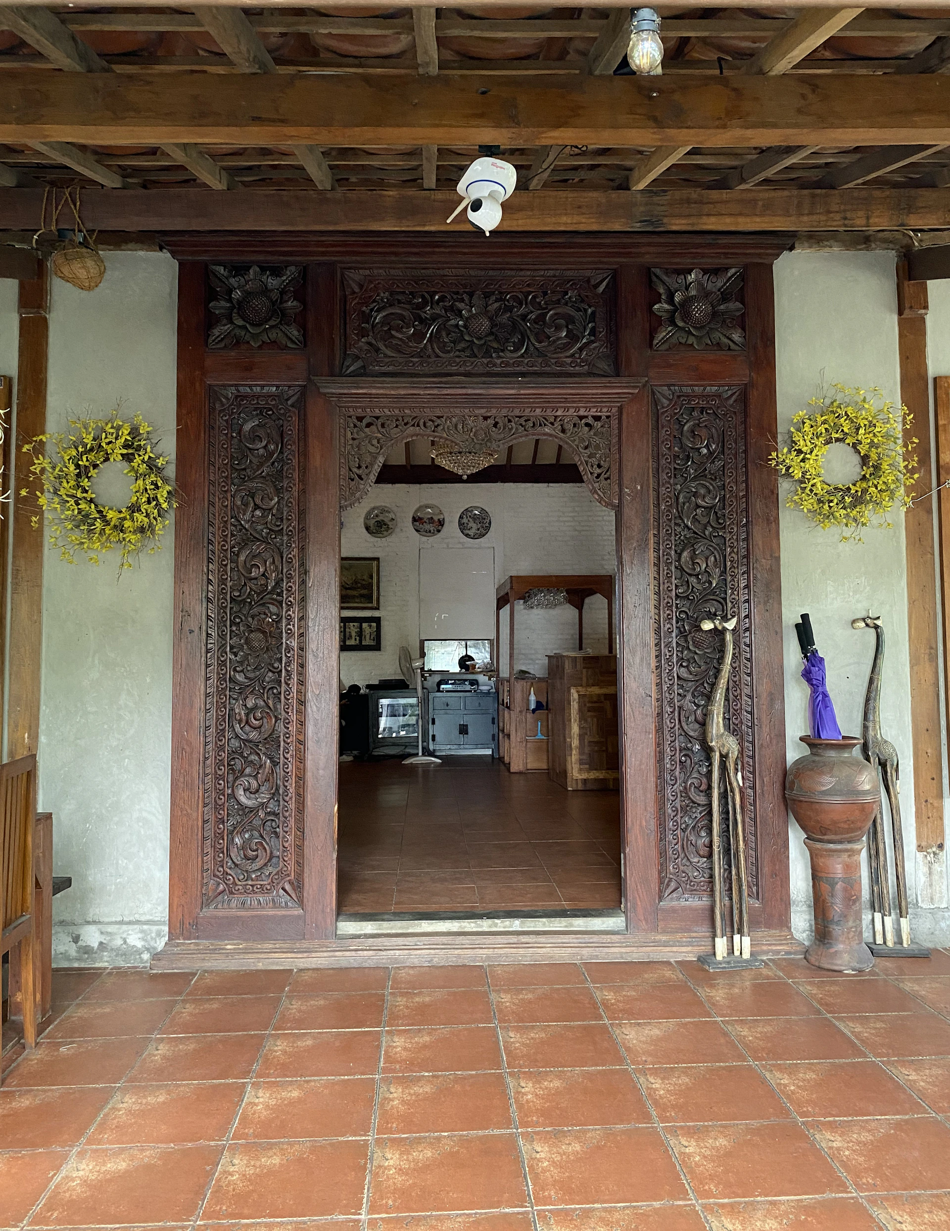 gray computer monitor