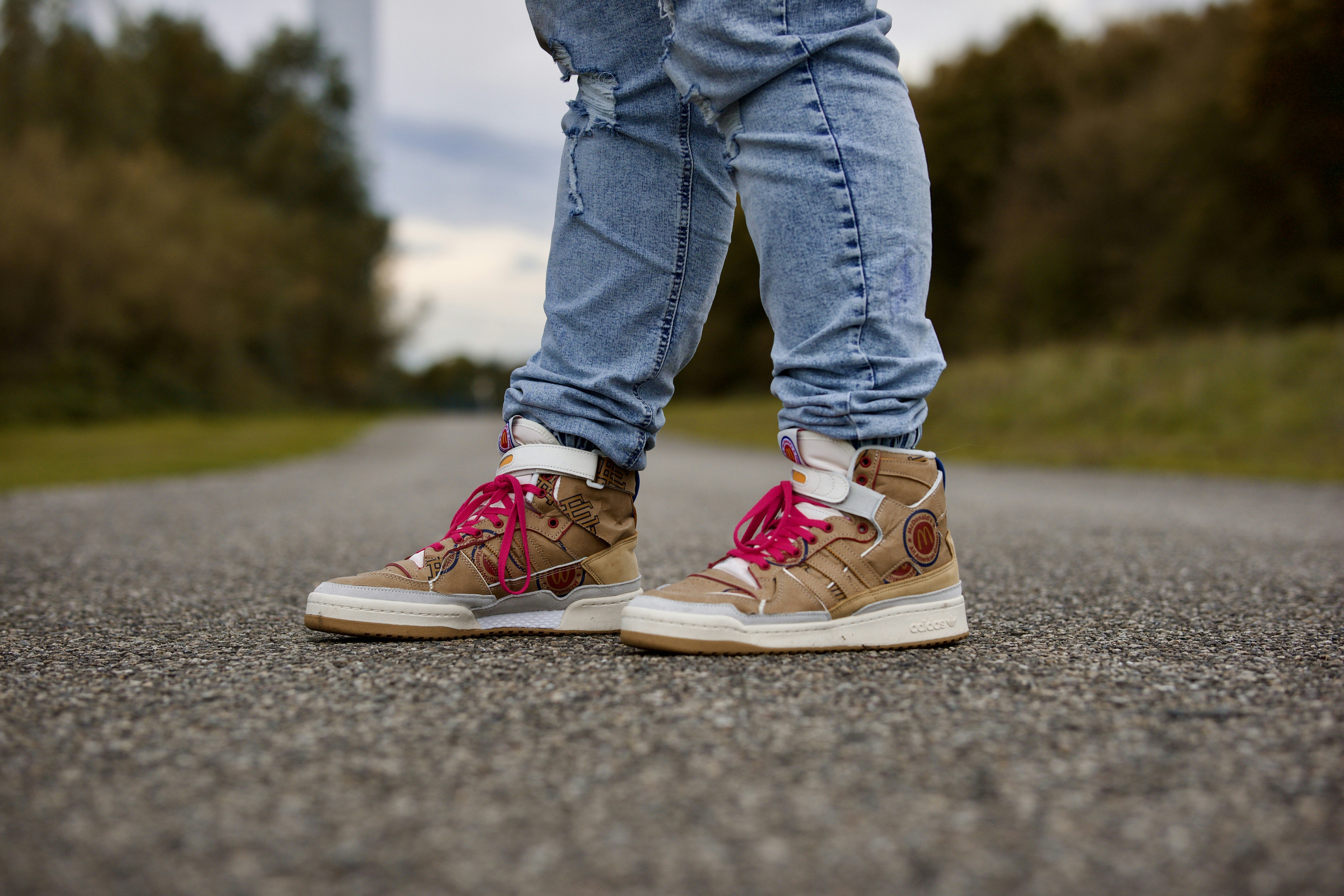 eine Person, die Jeans und Schuhe trägt