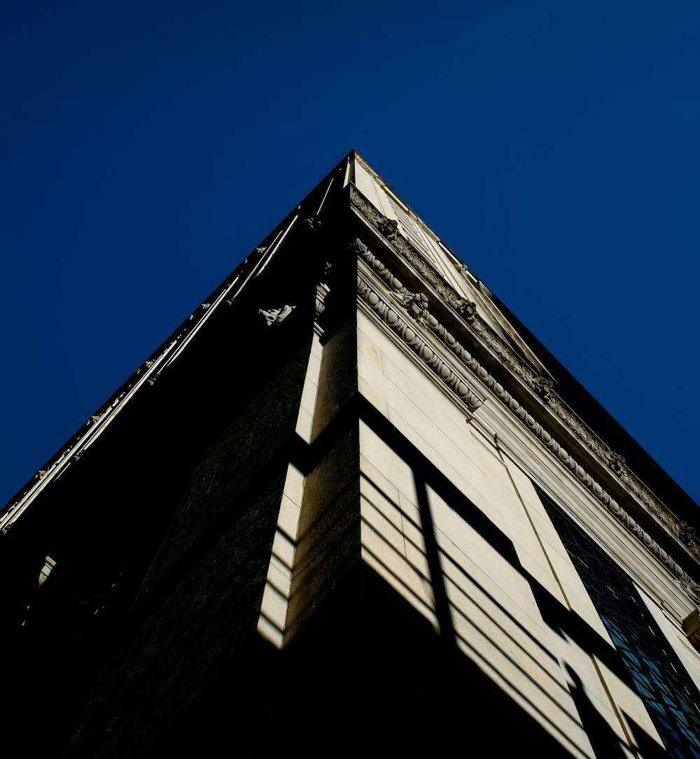 um edifício com um céu azul