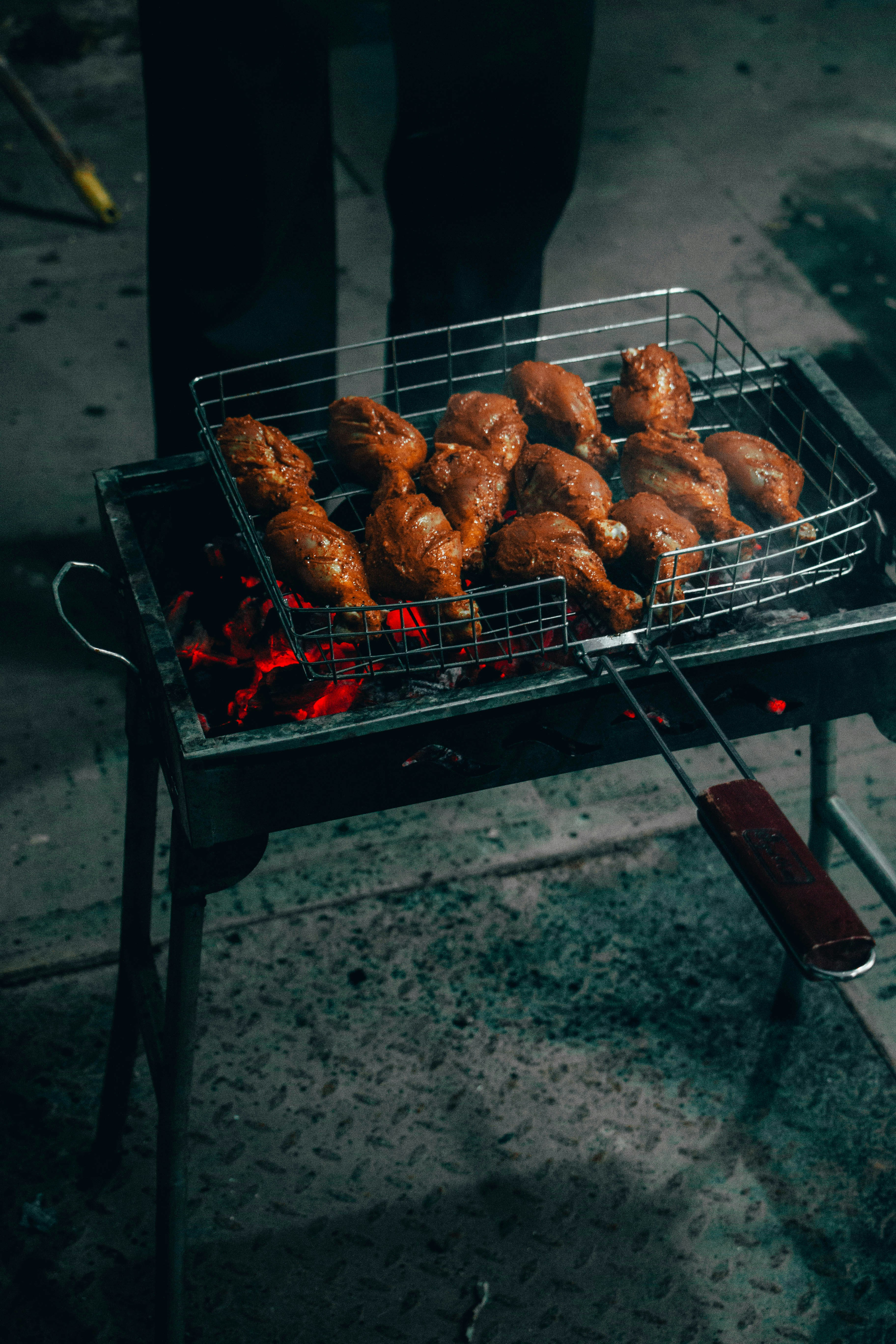 Frango assado dourado com elementos de delivery e fogo ao fundo