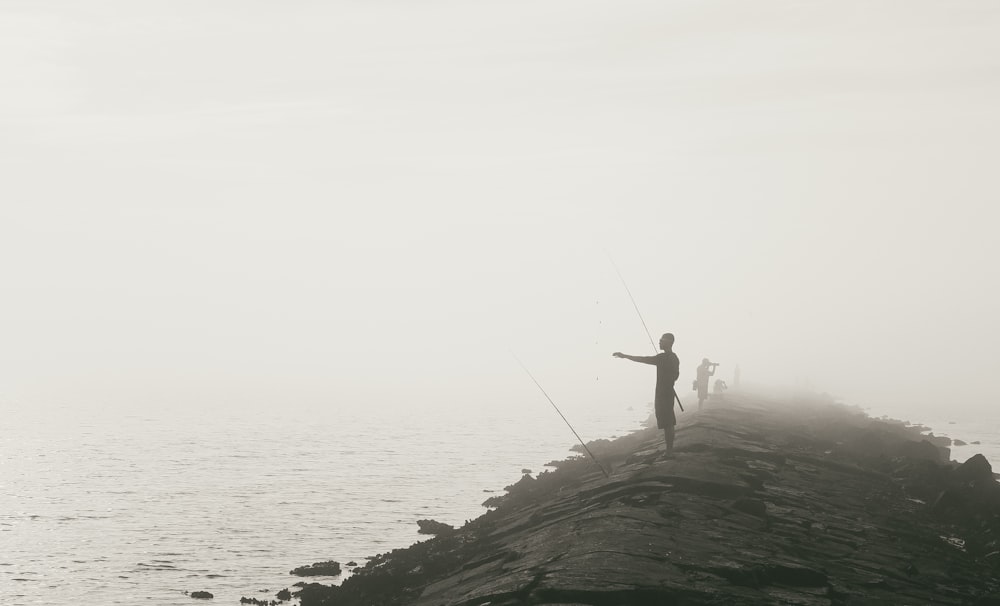 Un hombre pescando en un acantilado