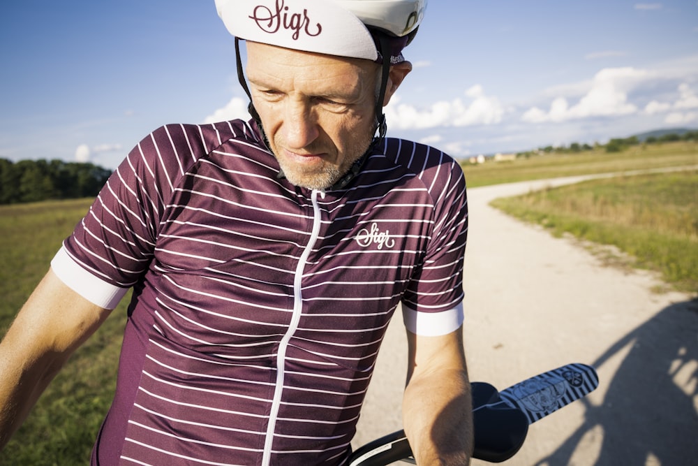 Un hombre montando en bicicleta