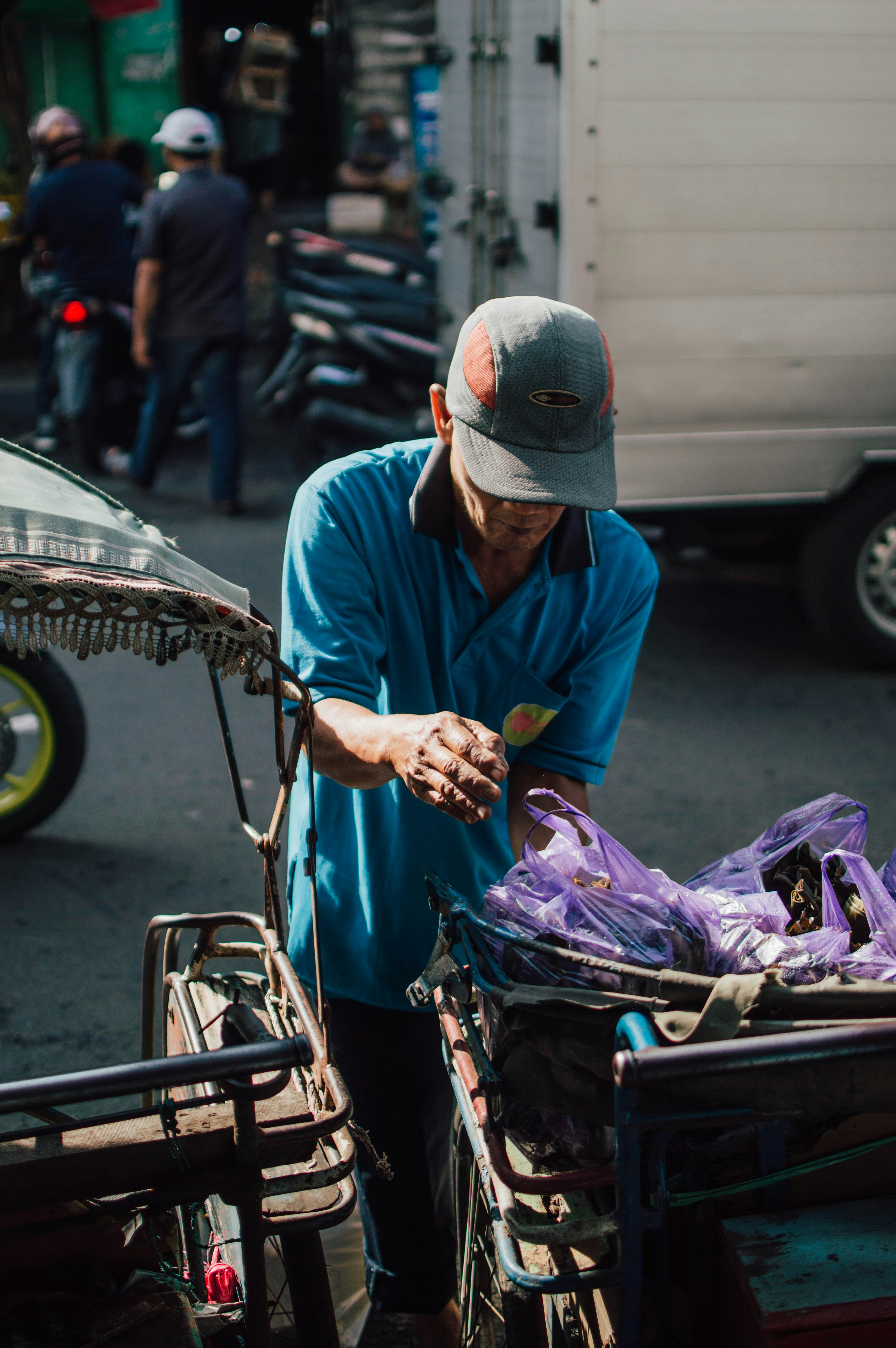 Seorang pria berbaju biru