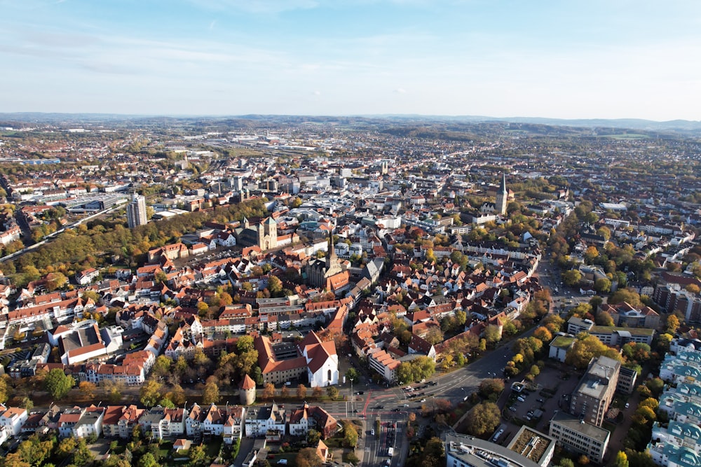 Una ciudad con muchos edificios