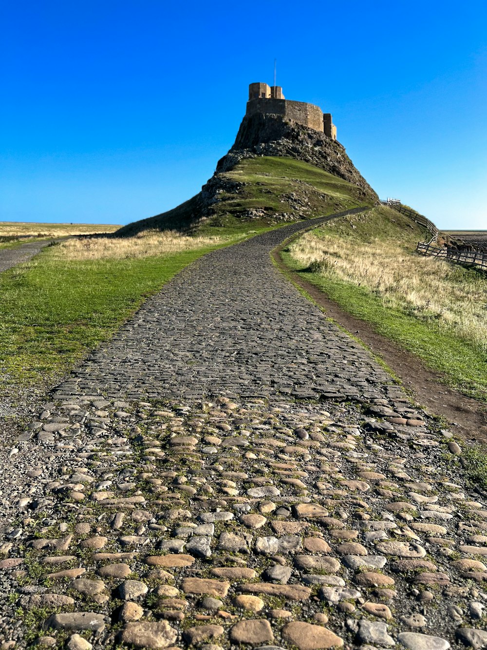 eine Steinstraße, die zu einer Burg führt