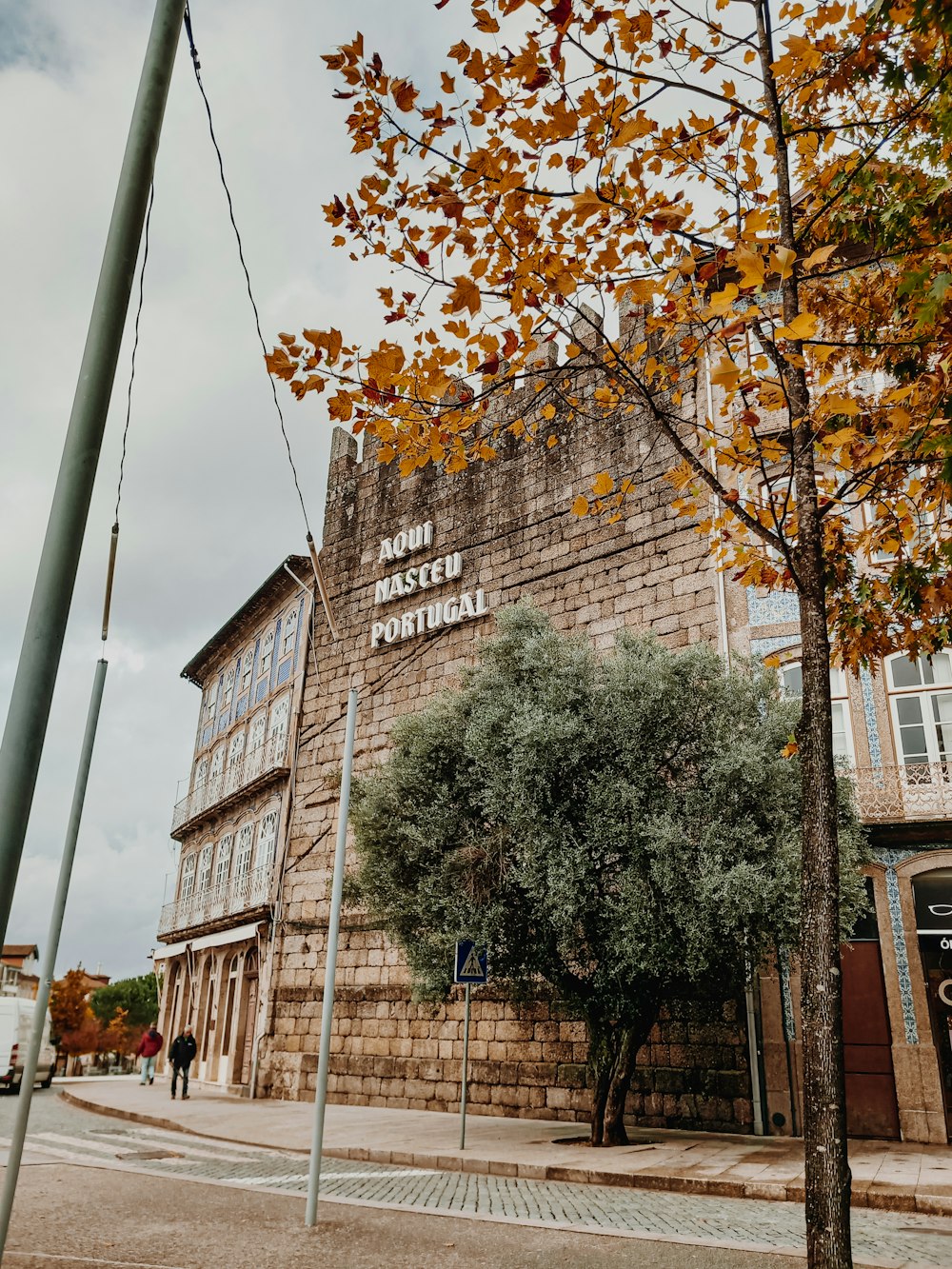 Un edificio de ladrillo con árboles frente a él