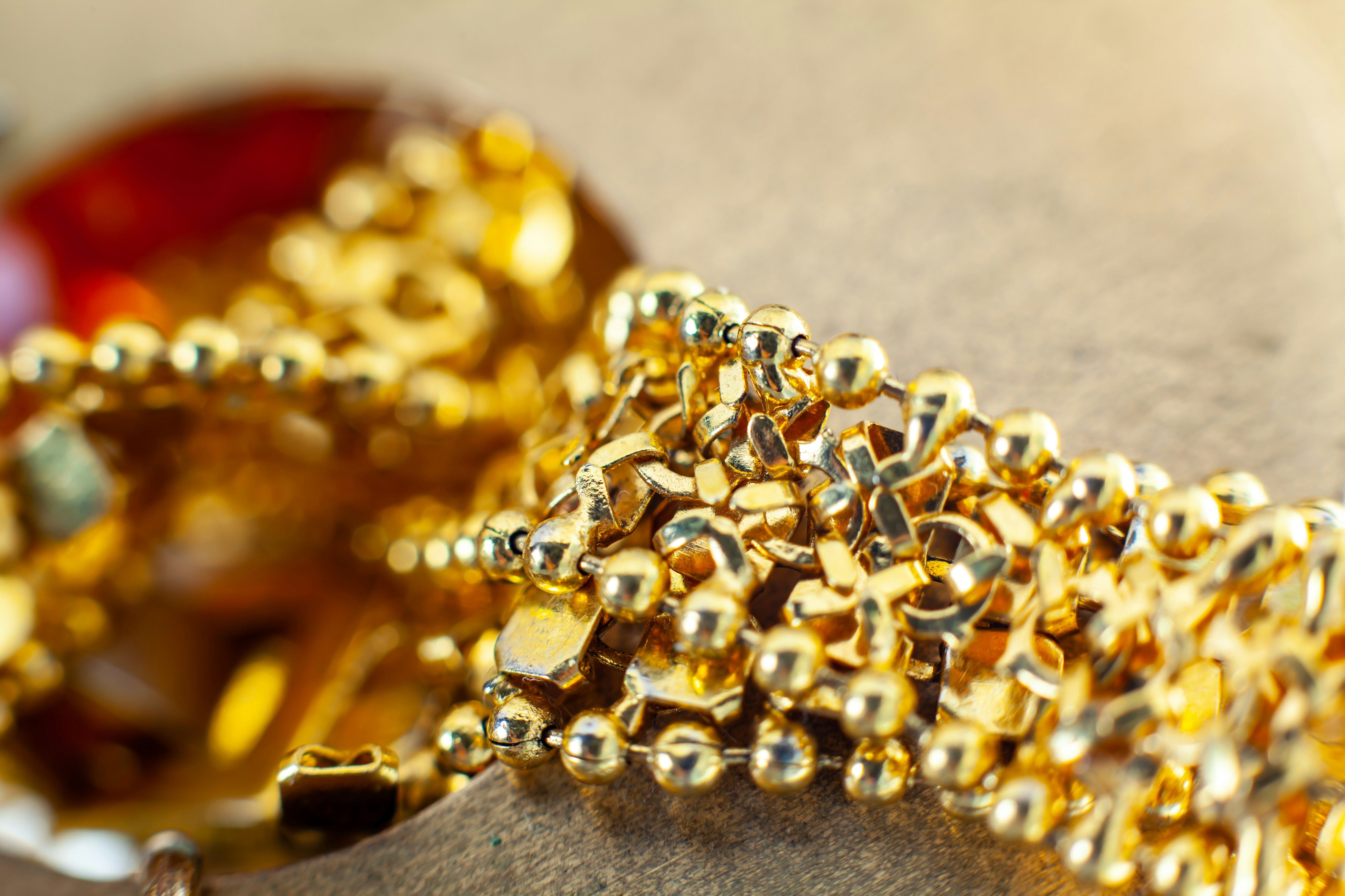 Palette automnale et parure précieuse : composer ses bijoux au fil des saisons sans perdre son âme