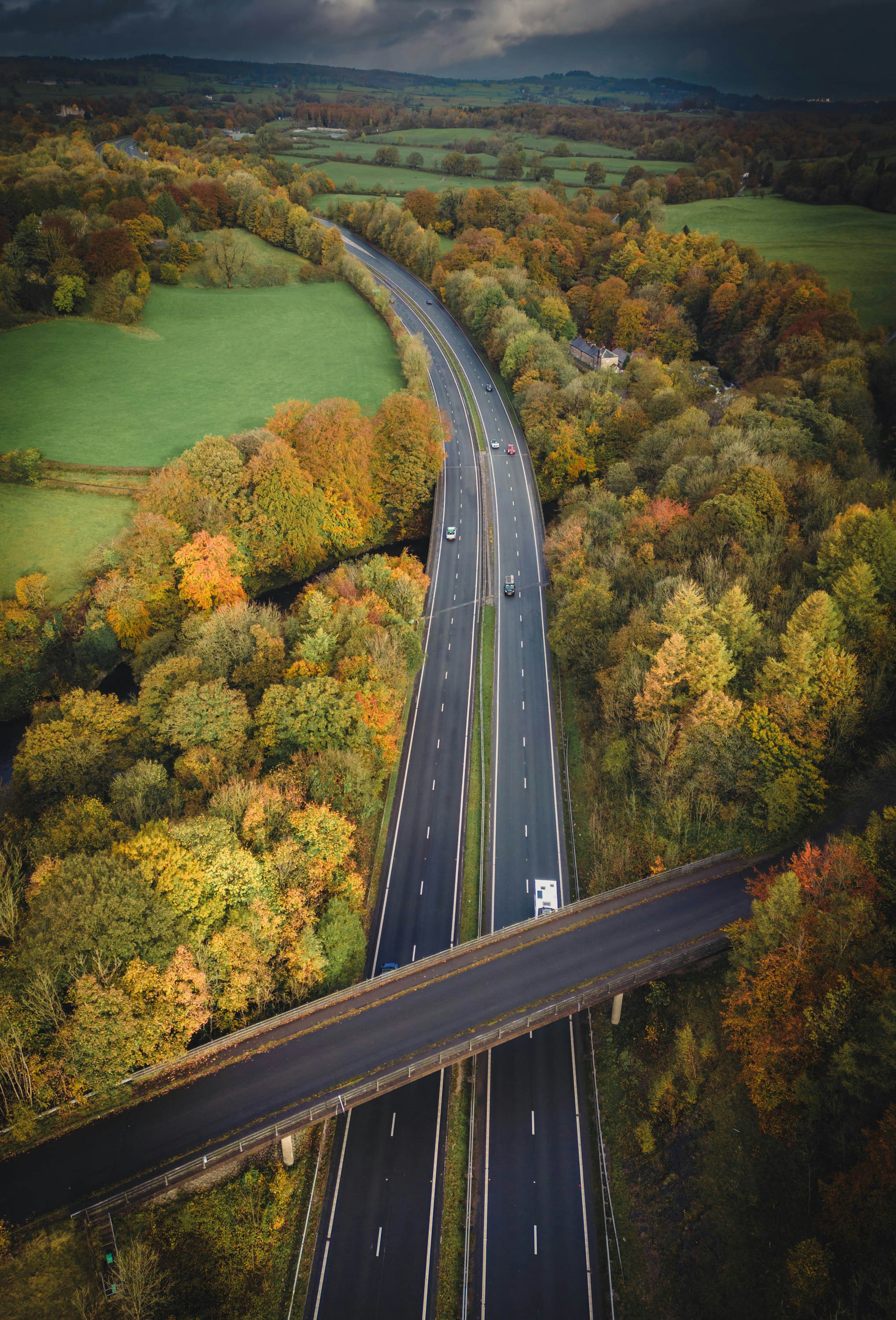 eine Autobahn mit einer Brücke darüber