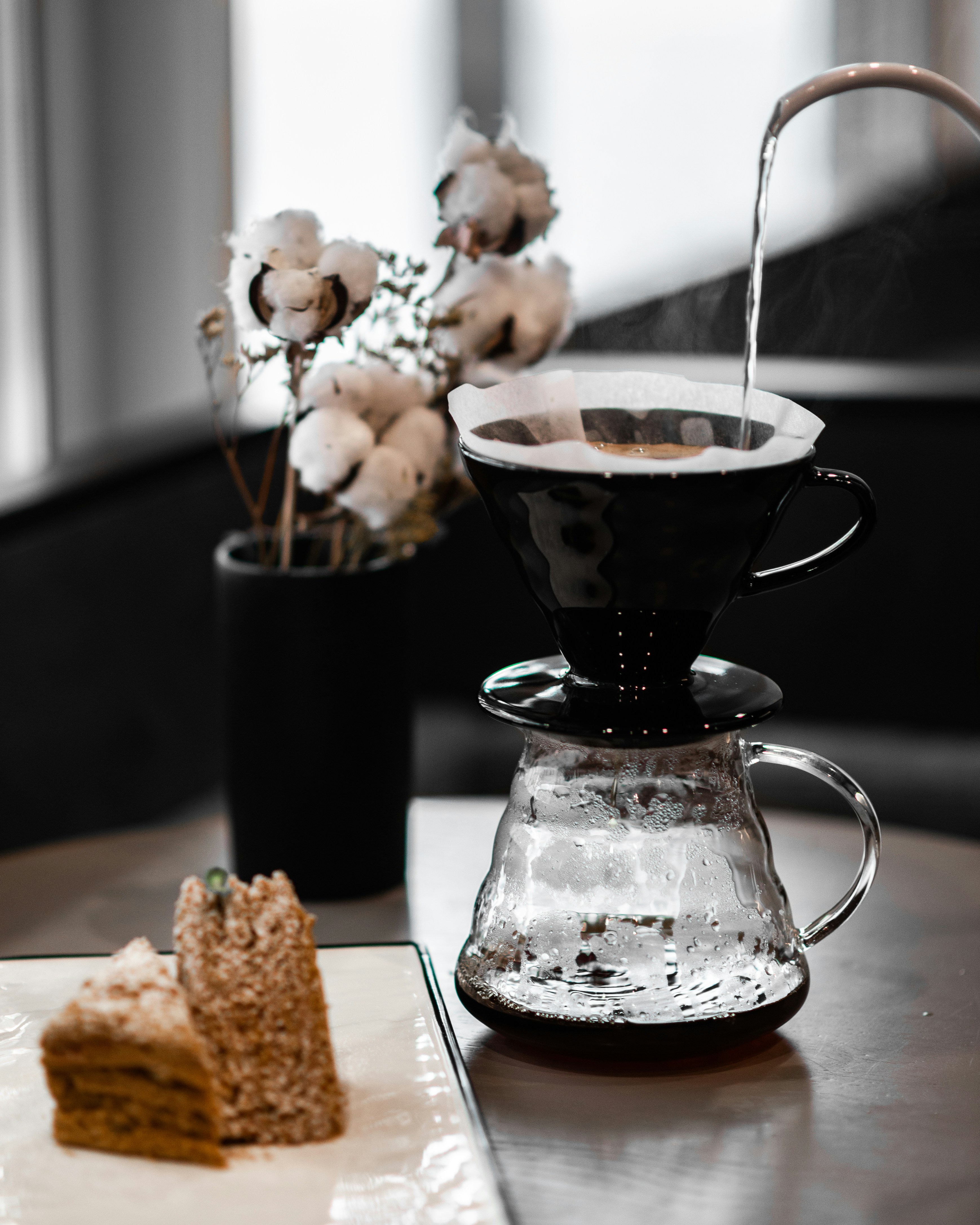 eine Tasse Kaffee und einen Kuchen