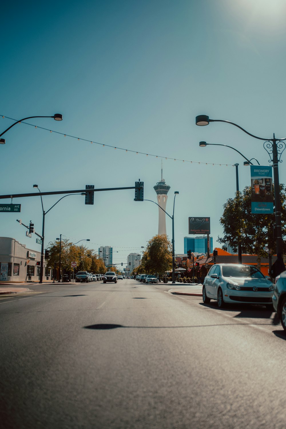 Una calle de la ciudad con coches