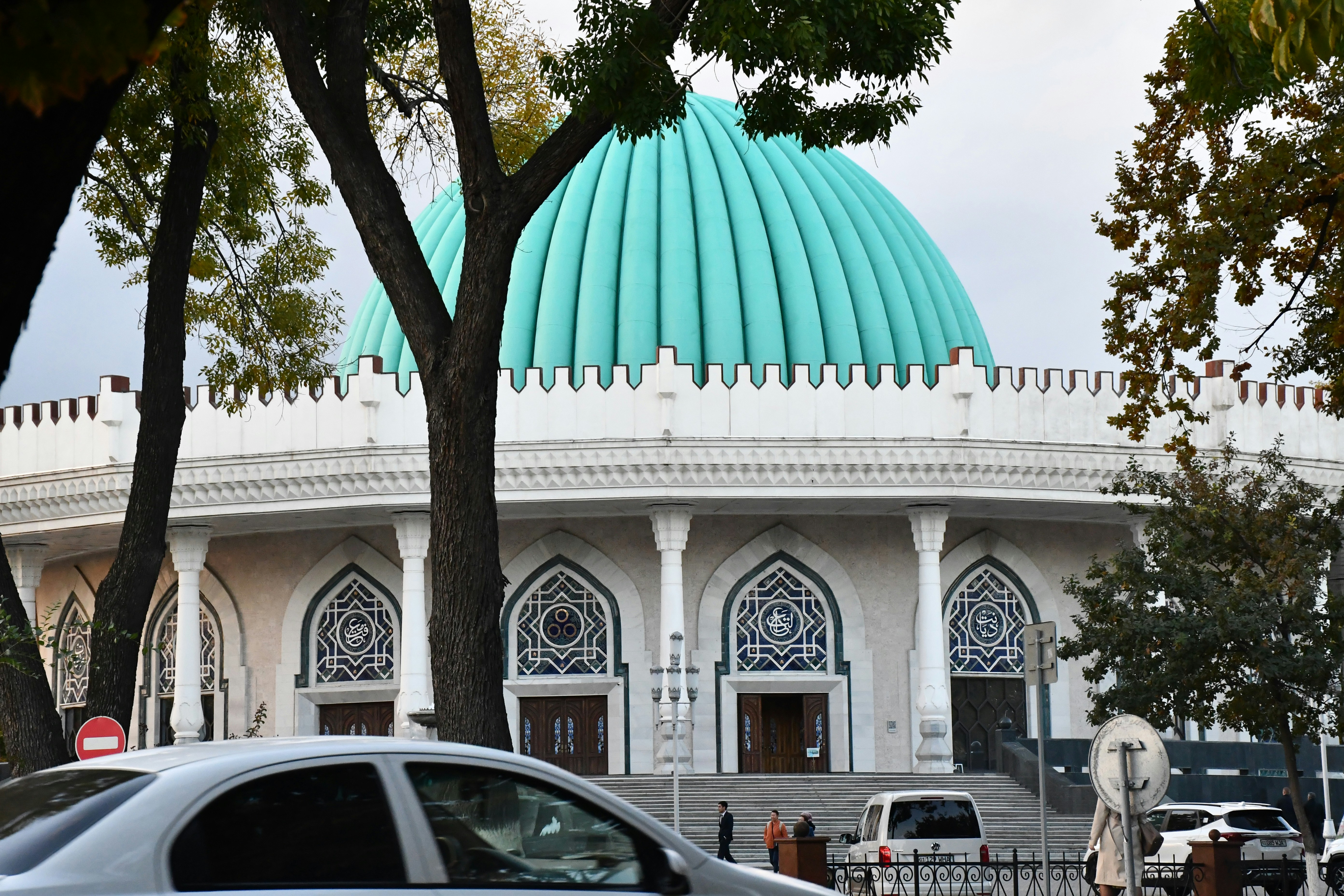 Bangunan dengan atap hijau besar
