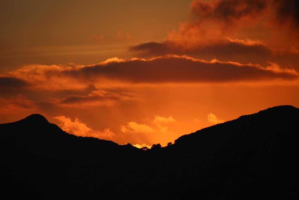 um pôr do sol sobre uma montanha