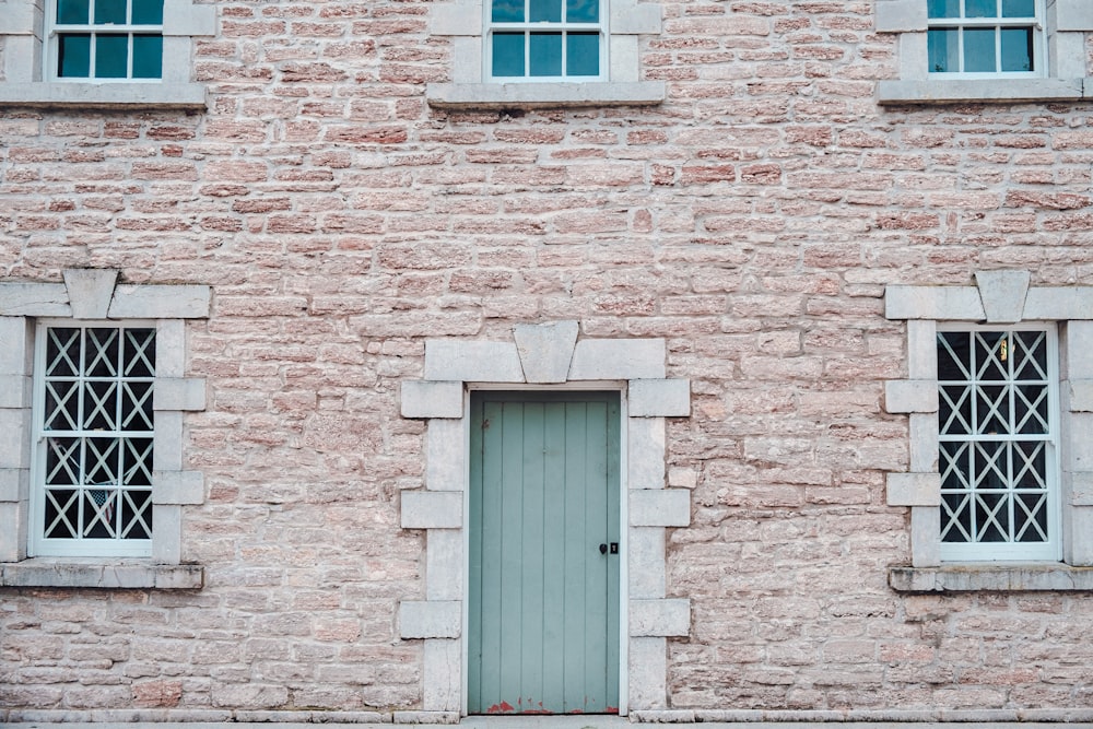 un bâtiment avec des fenêtres et une porte