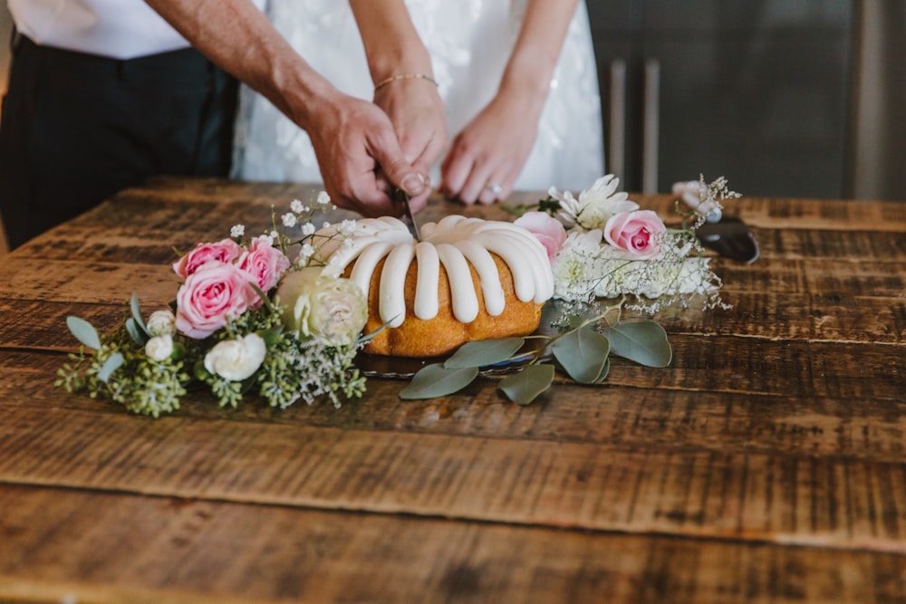 una pareja cortando un pastel