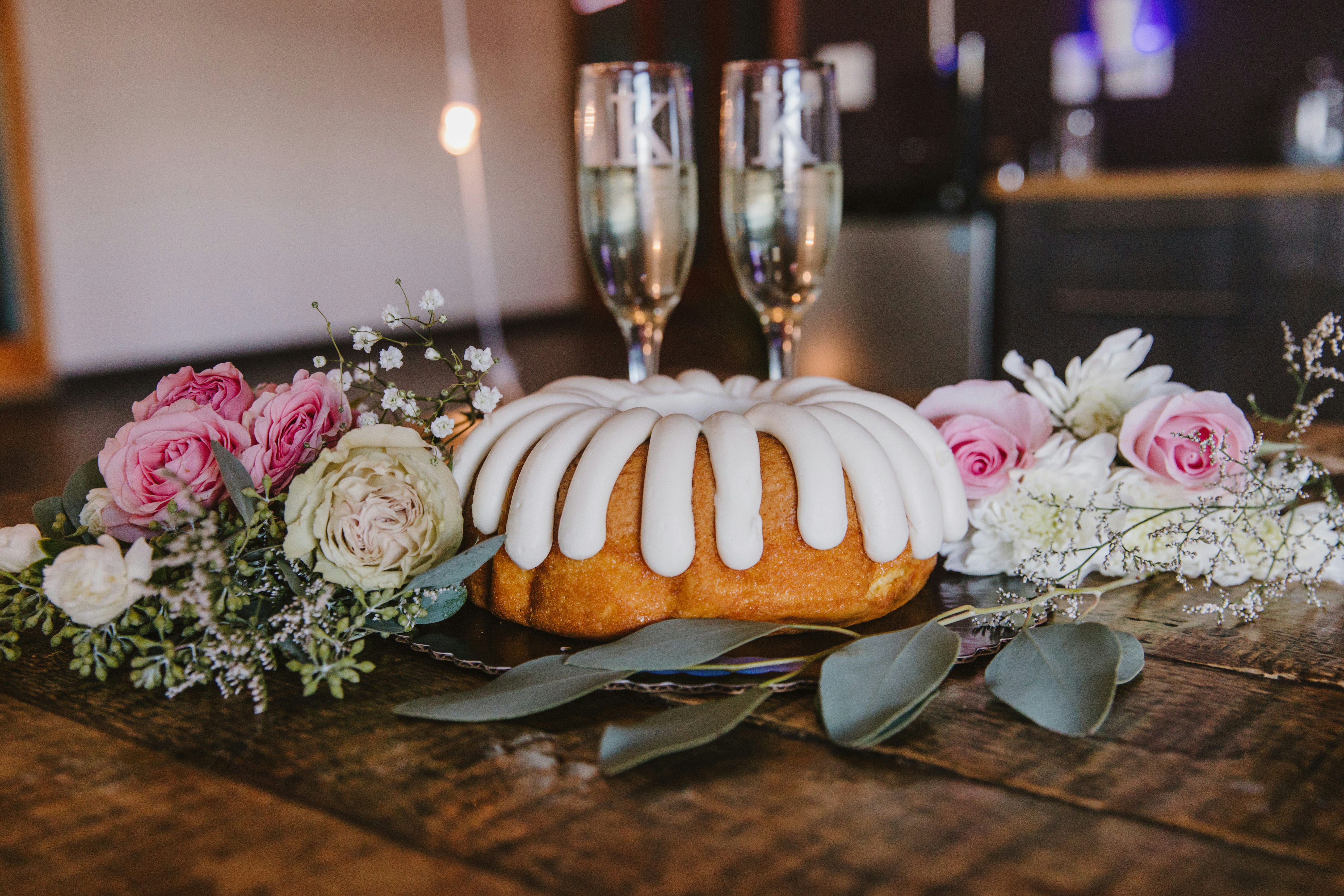 ein Teller mit Essen und Gläsern