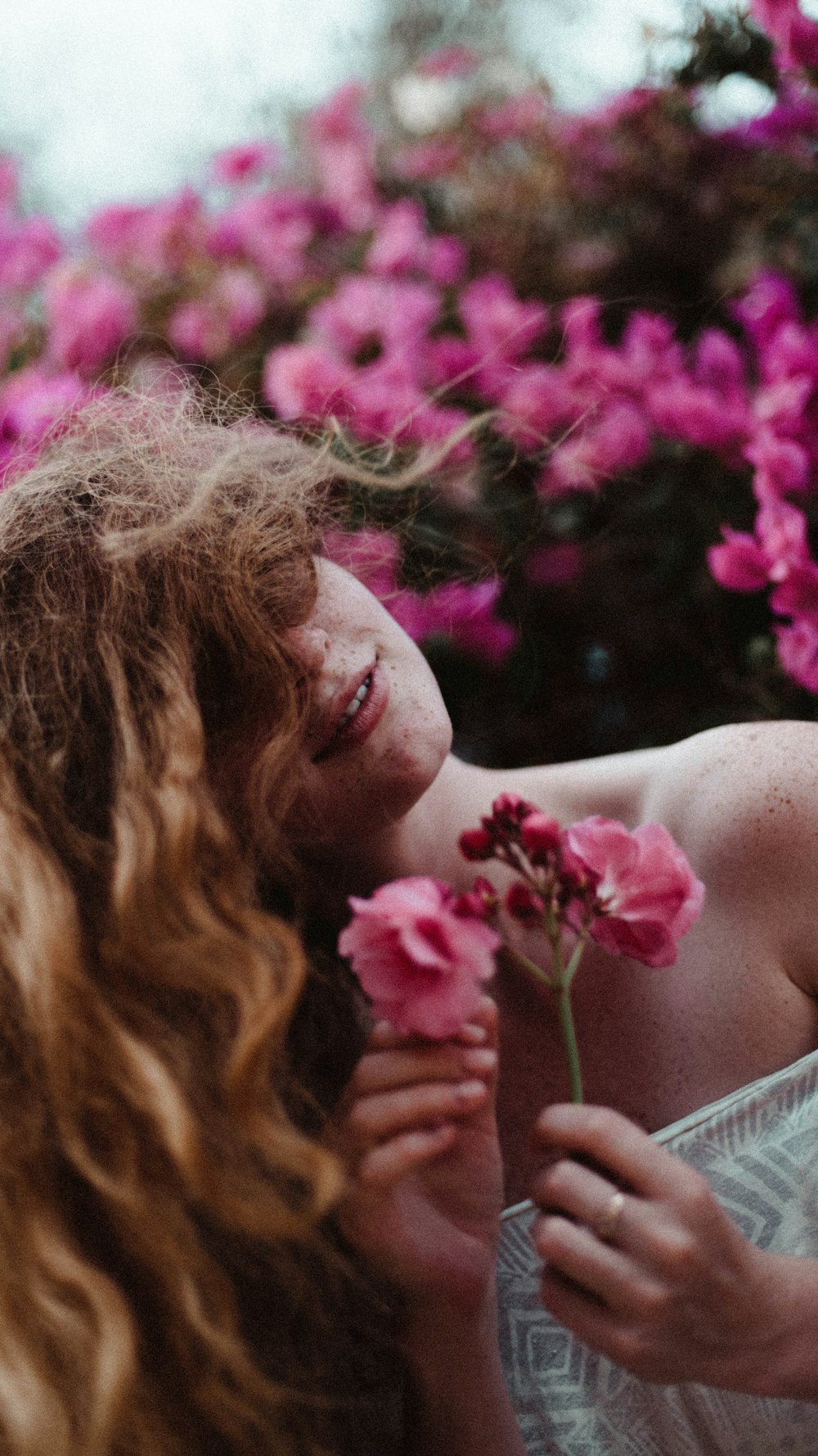 une personne sentant une fleur