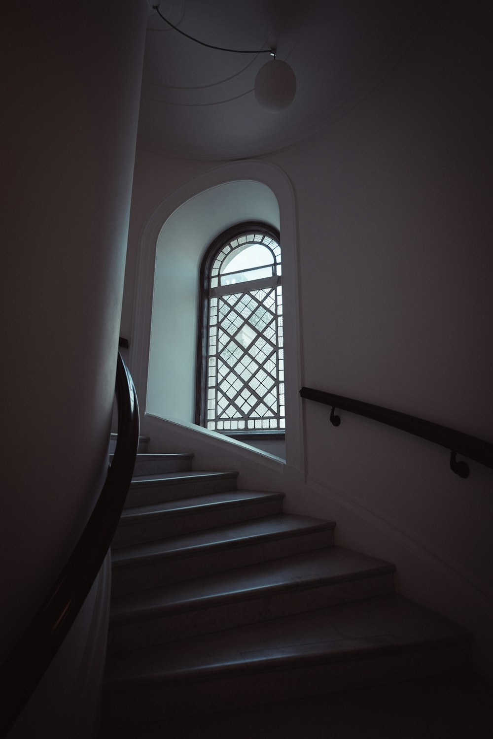 eine Treppe, die zu einem Fenster führt