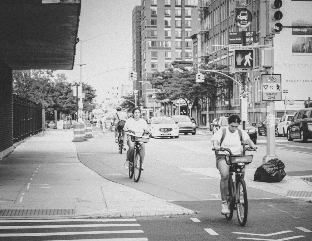거리에서 자전거를 타는 사람들