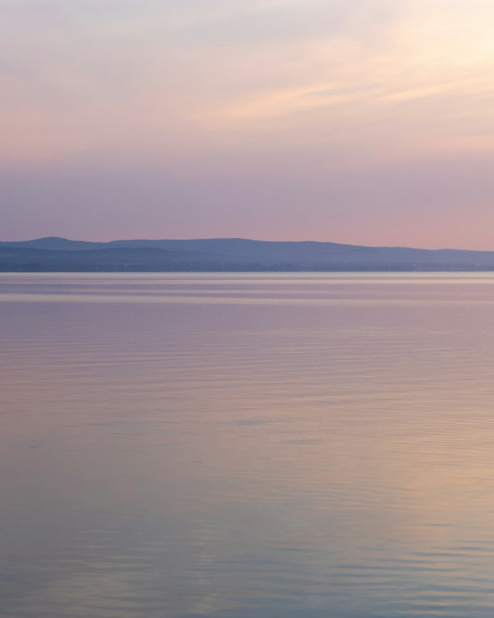 un plan d’eau avec des collines en arrière-plan