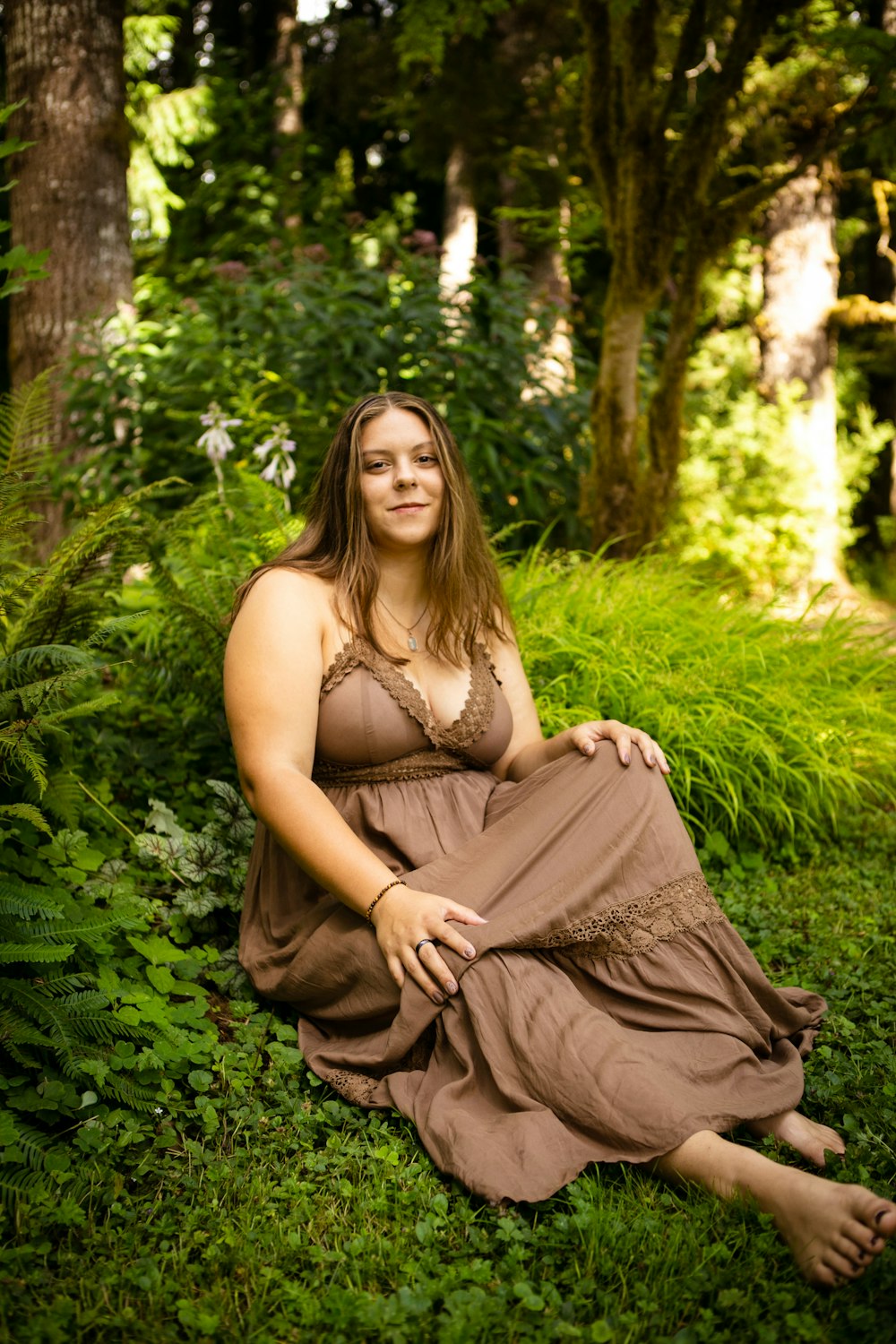 Une femme assise dans une forêt