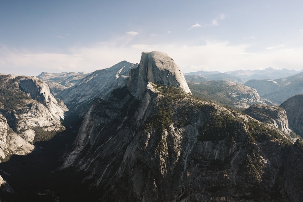 Une montagne enneigée