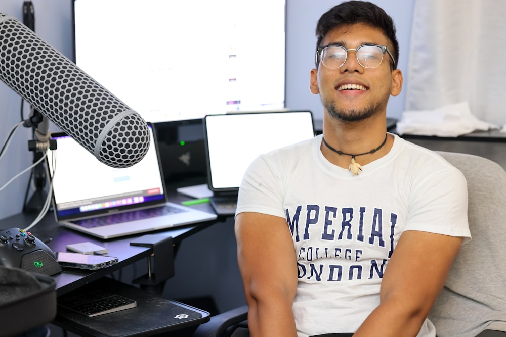 um homem sentado na frente de um computador