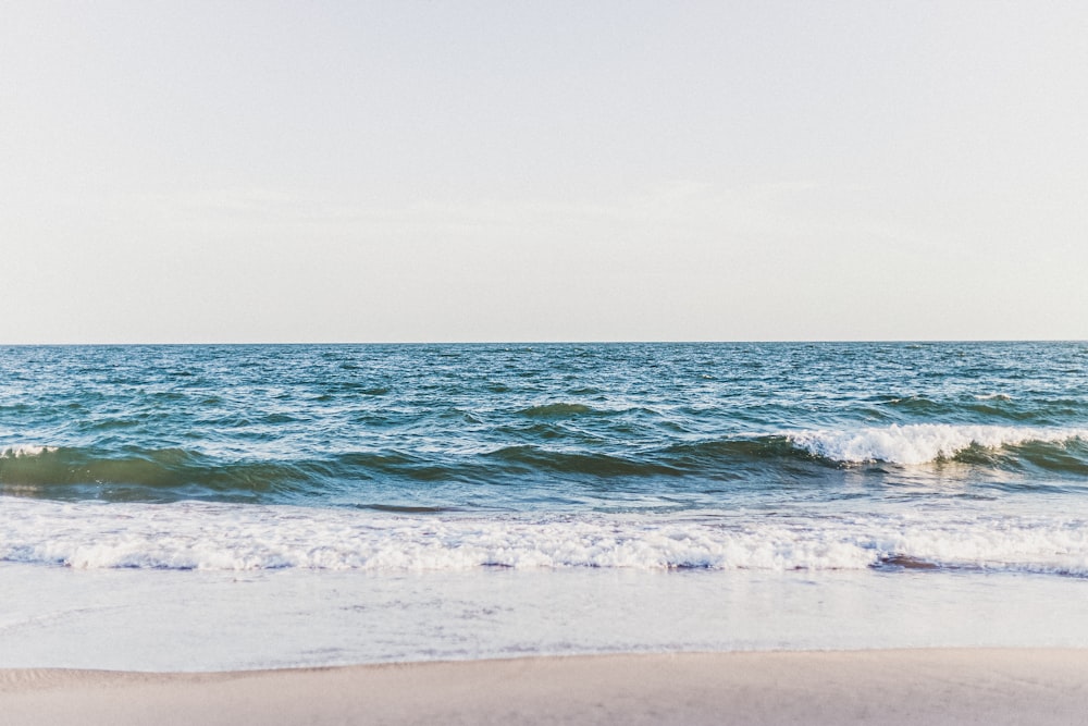 Wellen, die an einem Strand zusammenbrechen