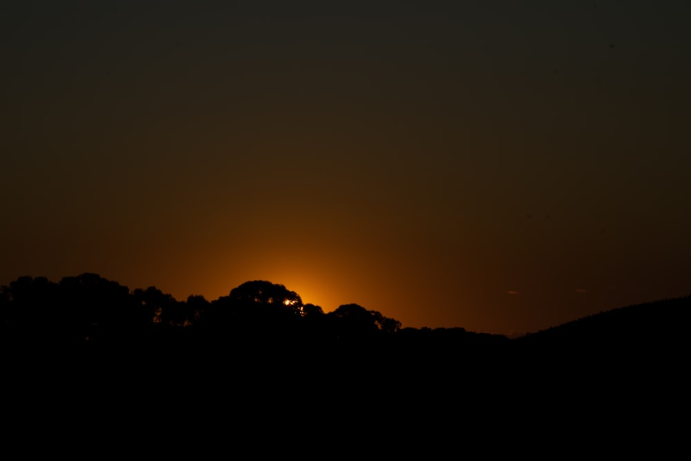 Una sagoma di una collina di notte