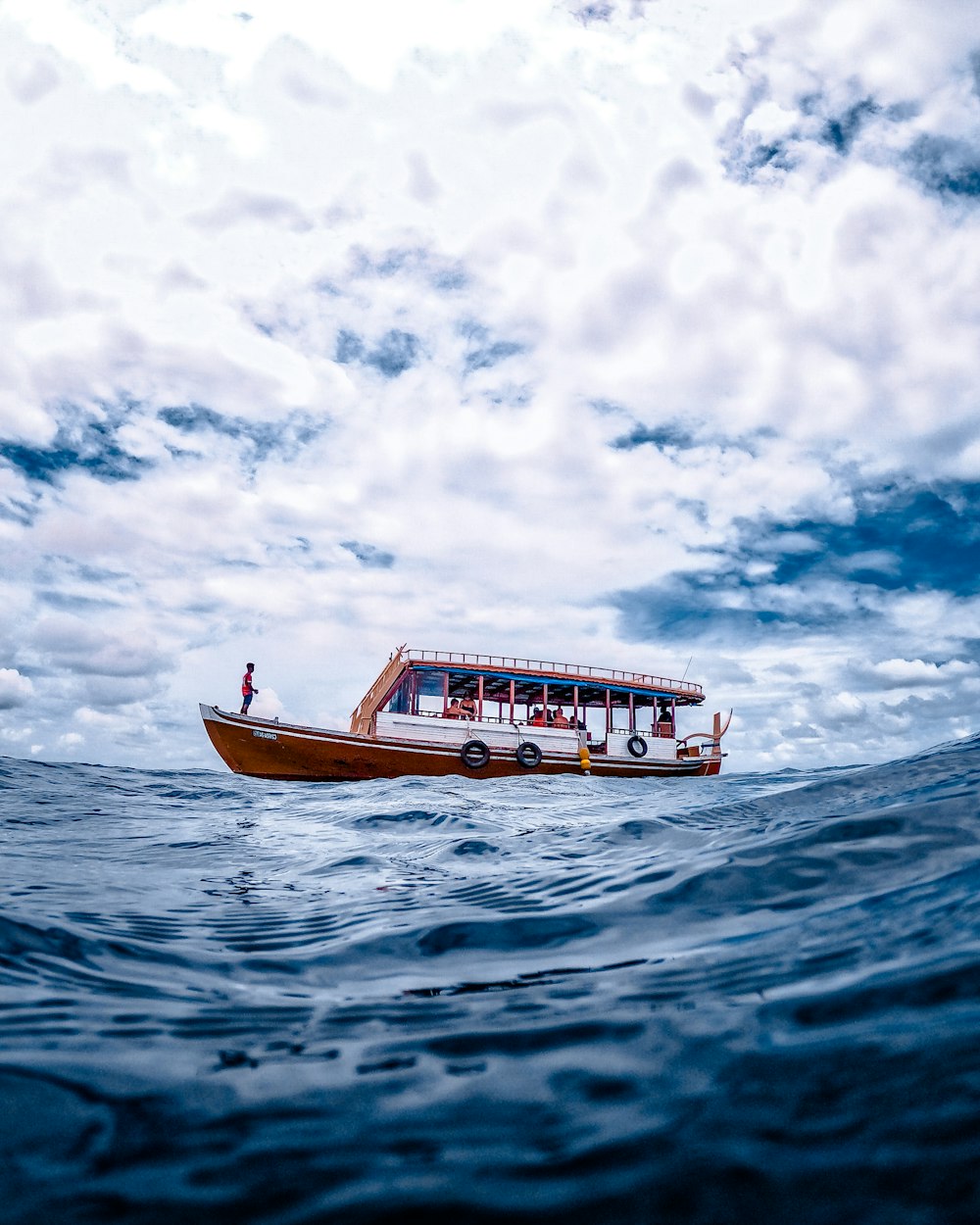 Ein Boot auf dem Wasser