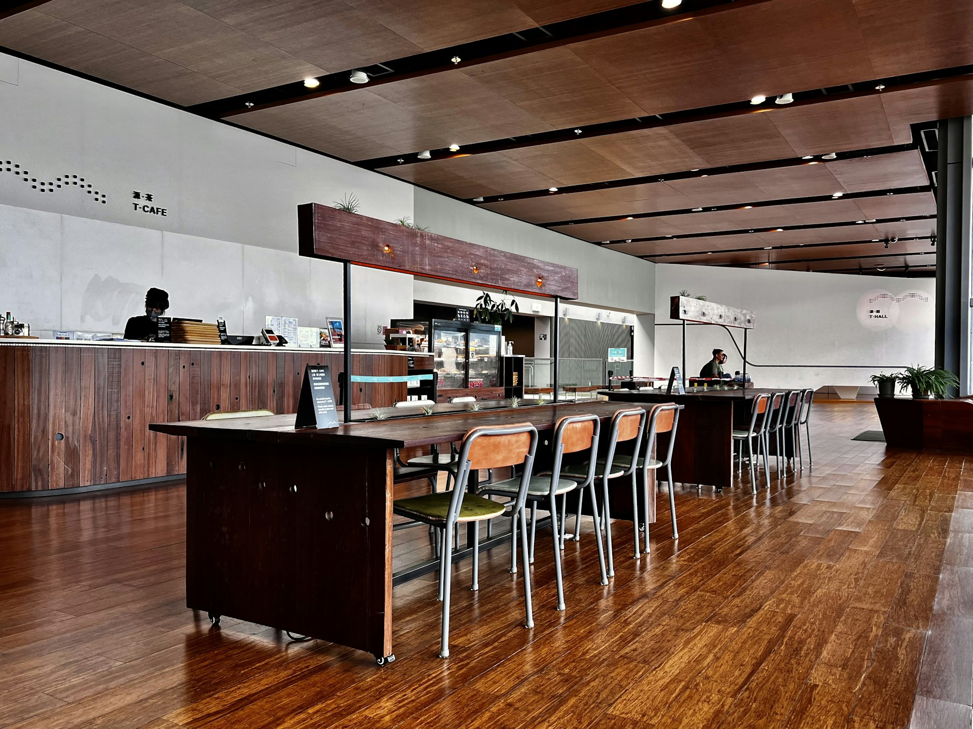 gray computer monitor