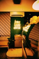 Sudut instagramable dengan dekorasi minimalis dan tanaman hijau segar di Koppara Coffee & Space.