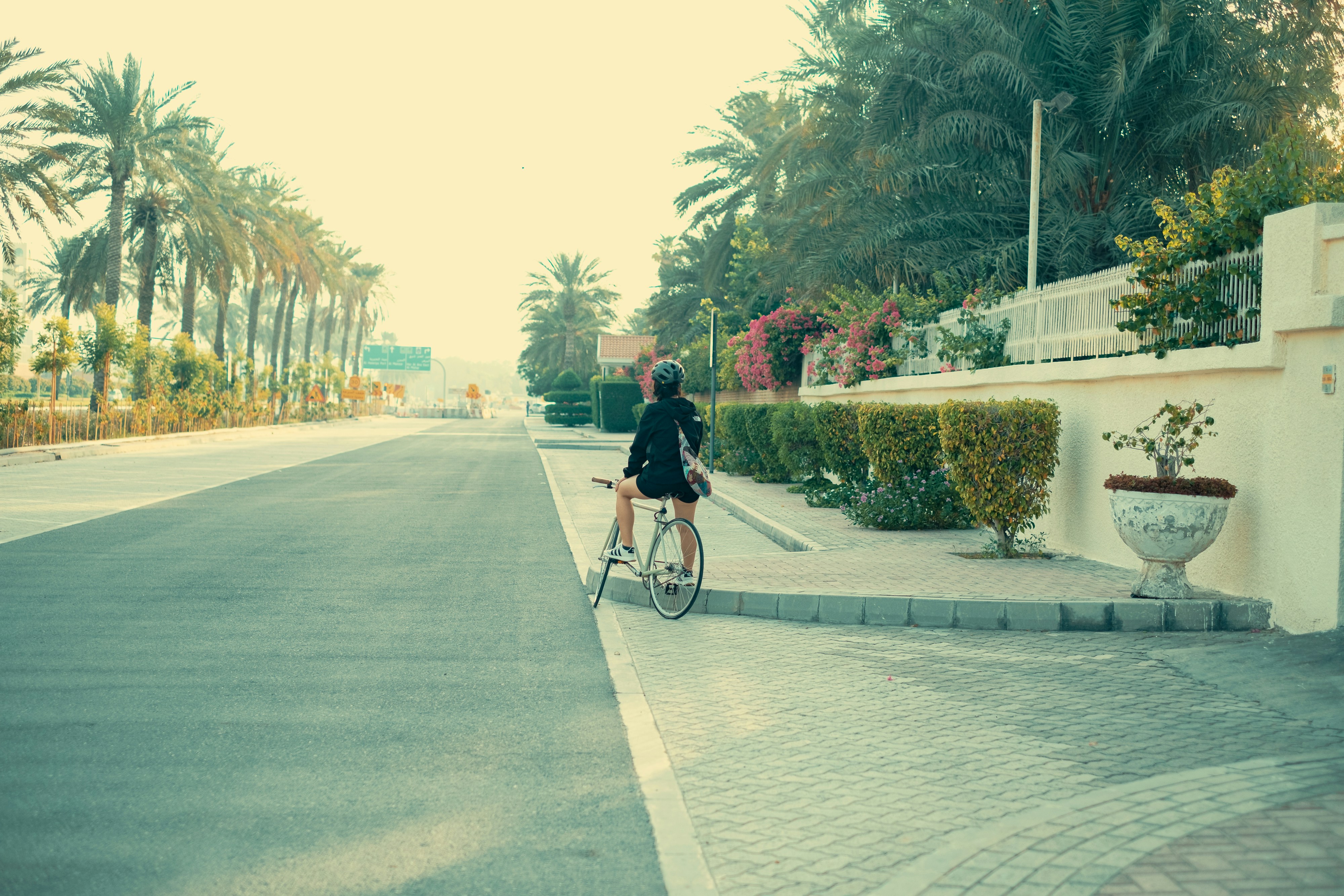 une personne qui fait du vélo sur une route
