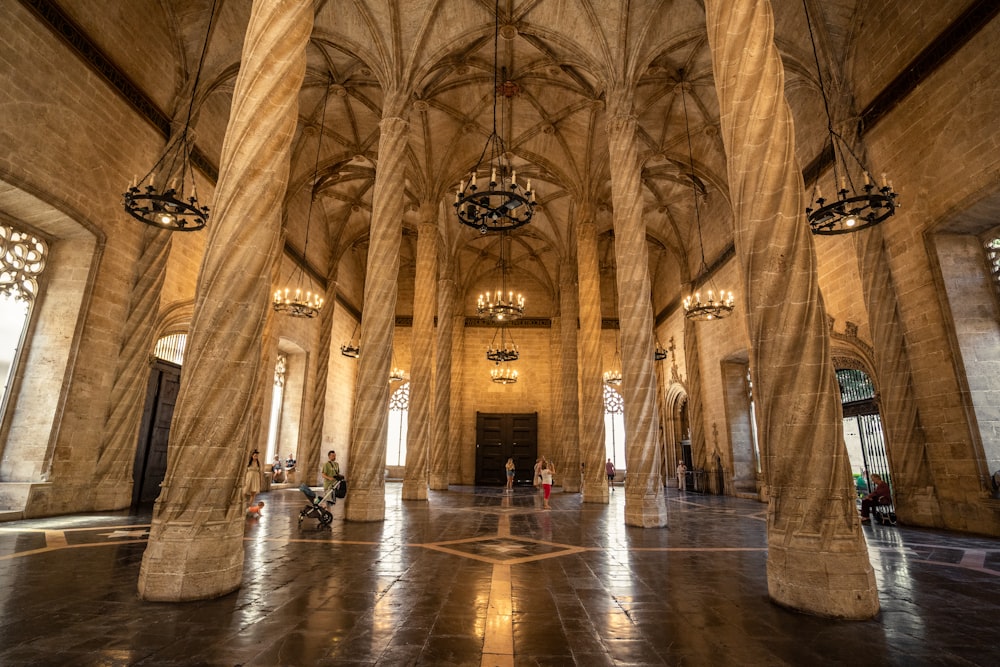 Una gran sala con candelabros