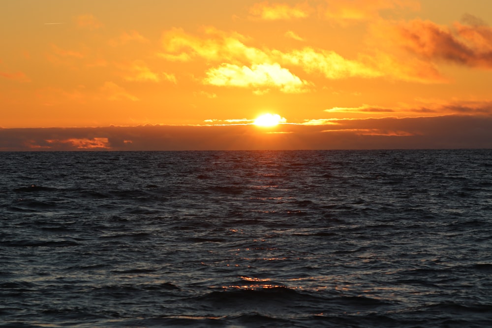 un tramonto su uno specchio d'acqua