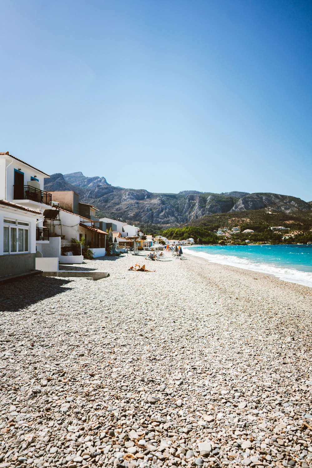 una spiaggia con edifici e persone