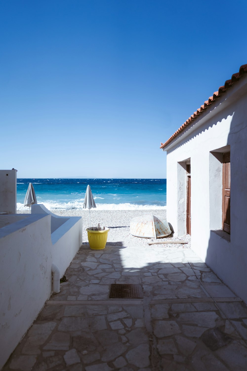 una passerella di pietra che conduce a una spiaggia