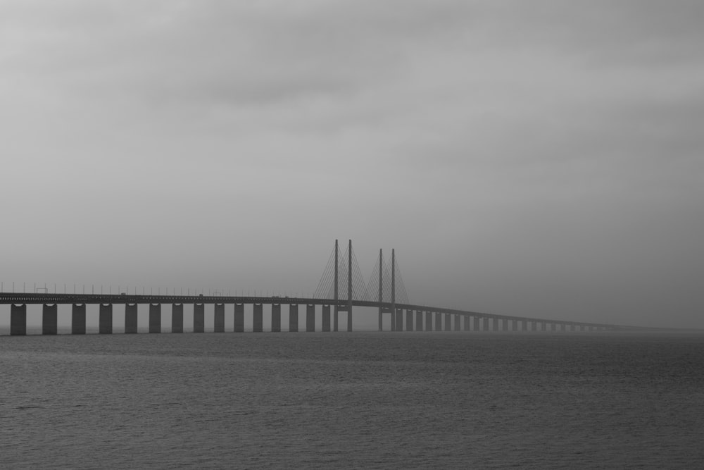 Eine Brücke über das Wasser