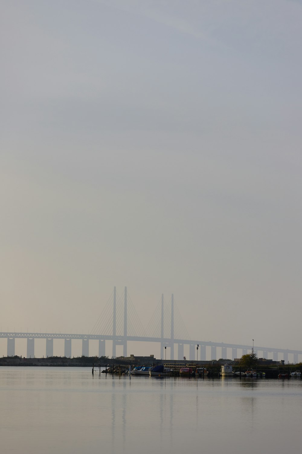 uma ponte sobre a água