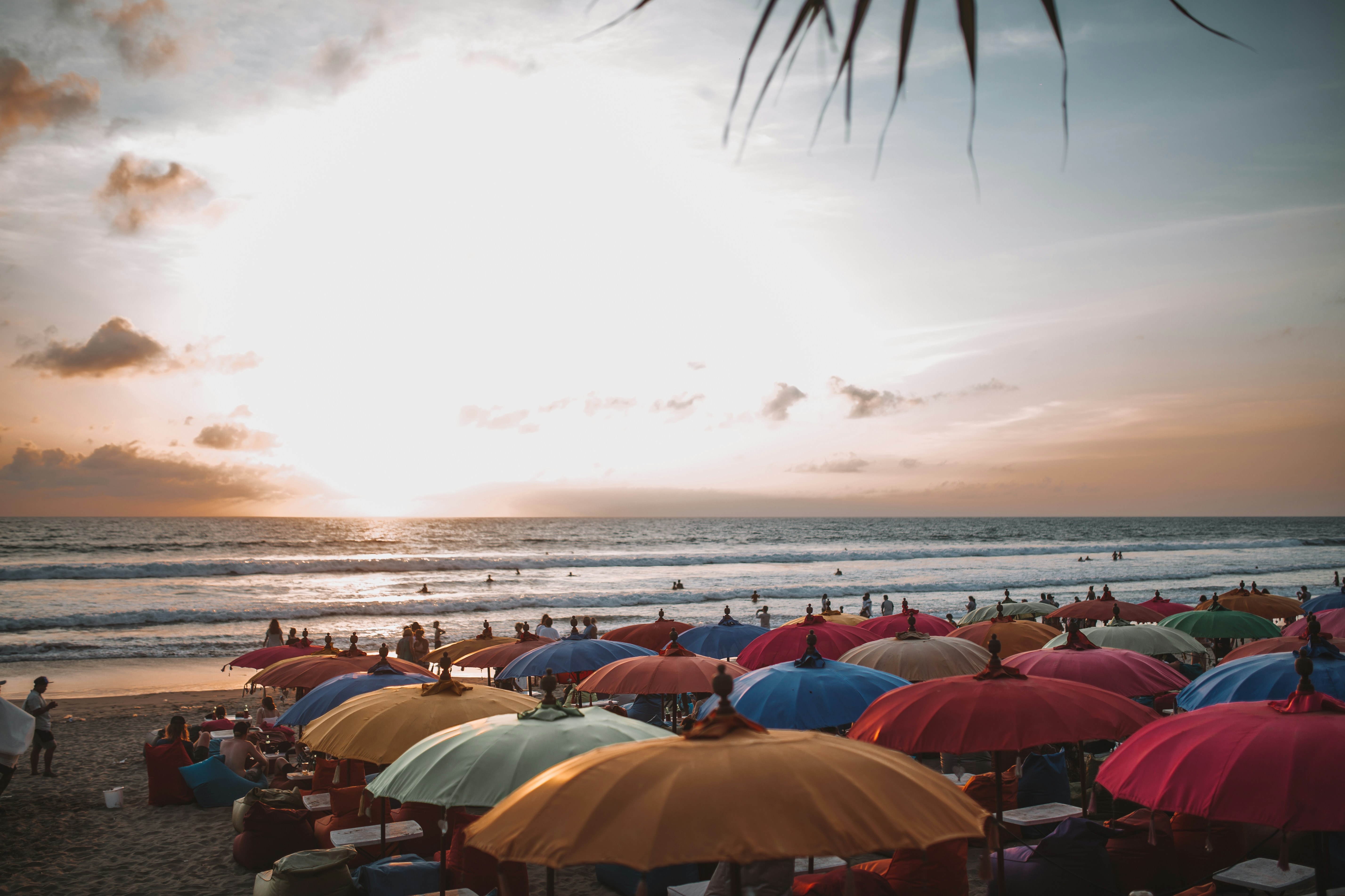 Pura Uluwatu Bali tebing sunset ikonik