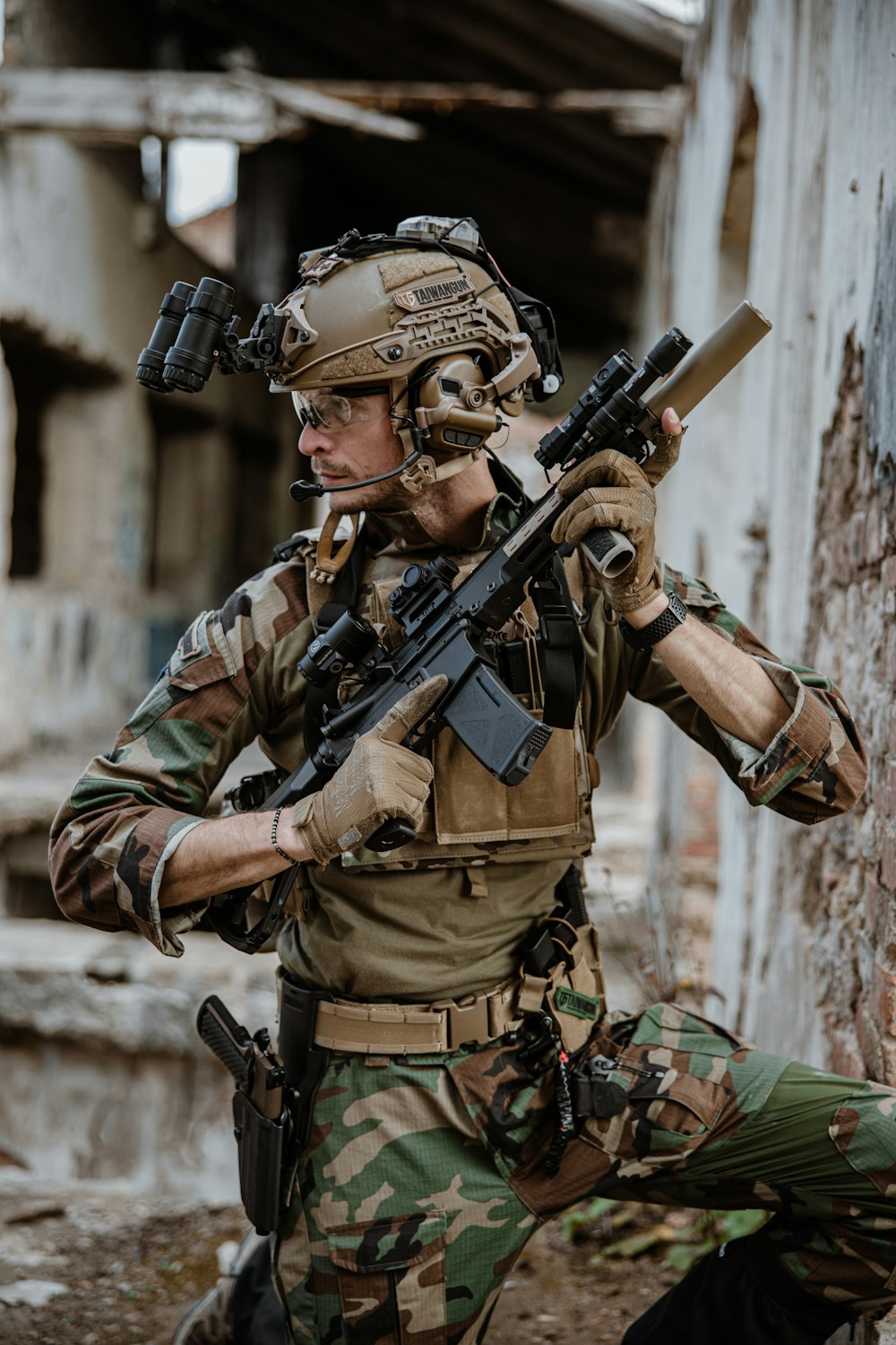 Un soldado sosteniendo un arma