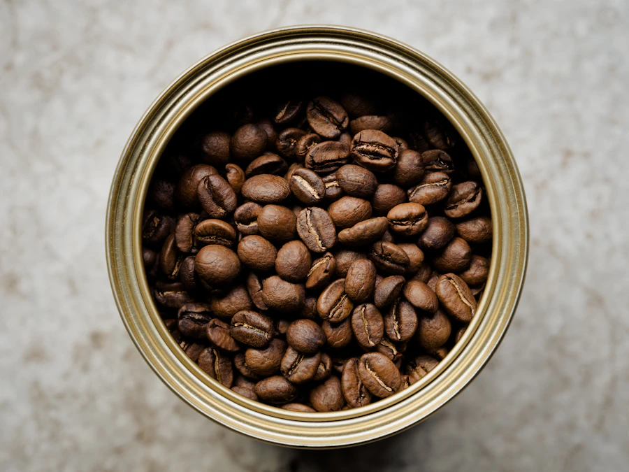 Frisch geröstete Kaffeebohnen in einer Keramikschale