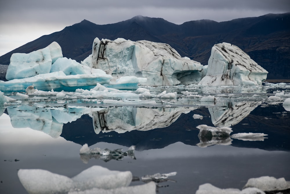 Un ghiacciaio nell'acqua