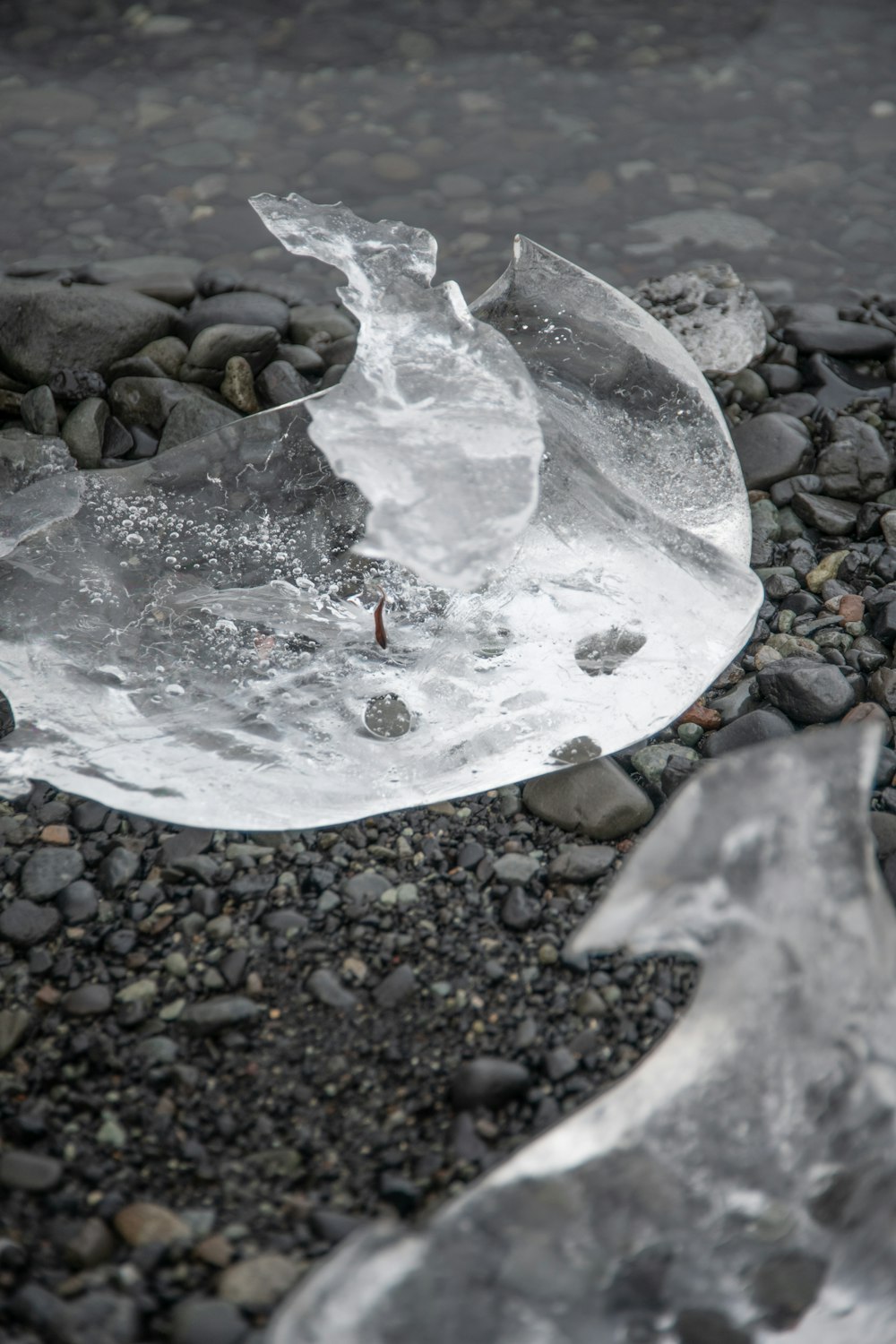 Un pattino da ghiaccio rotto su una superficie rocciosa