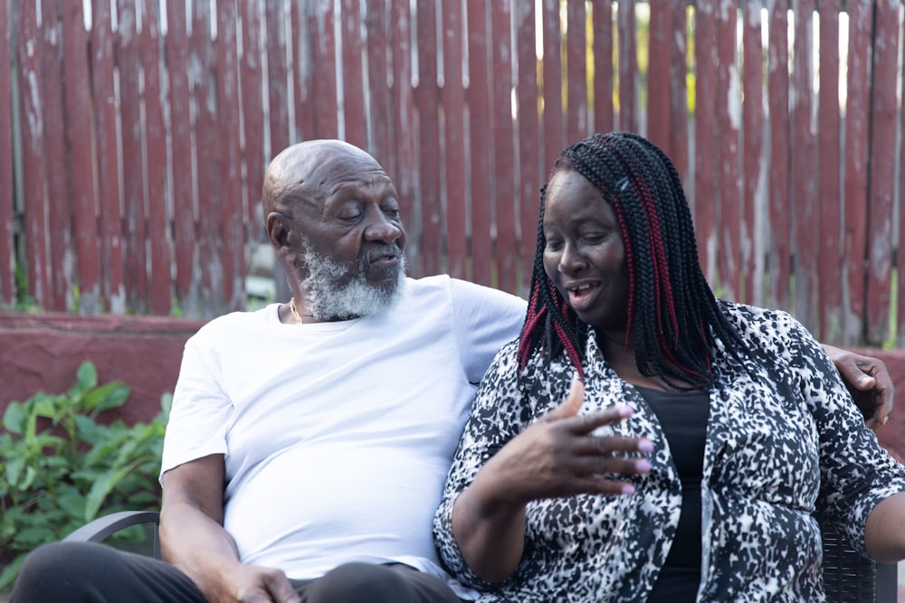 un homme et une femme assis sur un banc