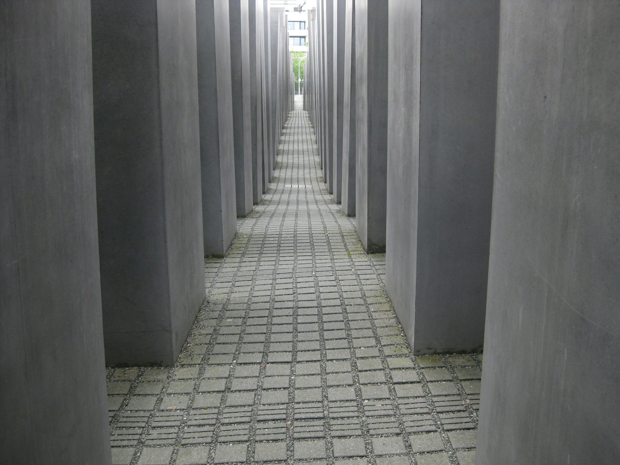 a walkway with pillars