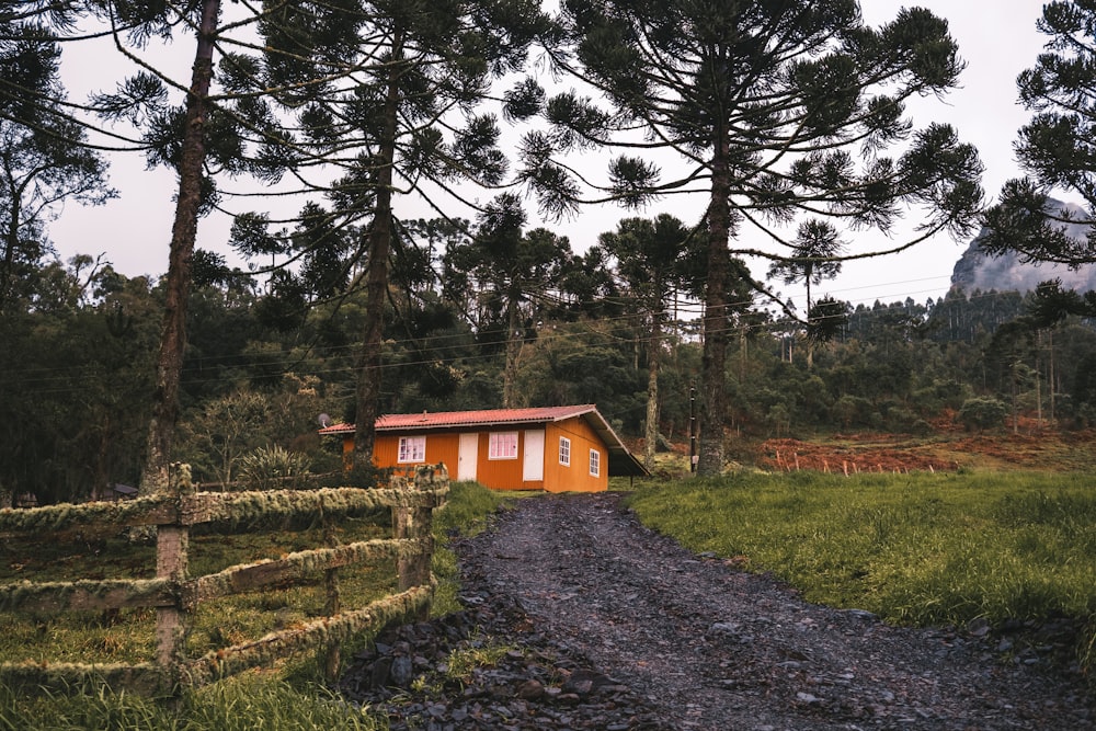 a small building in a wooded area