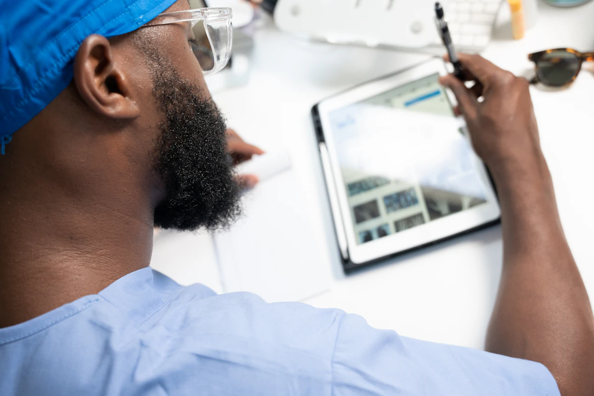 Médecin utilisant la tablette de son kit Clinoova avec un stylet