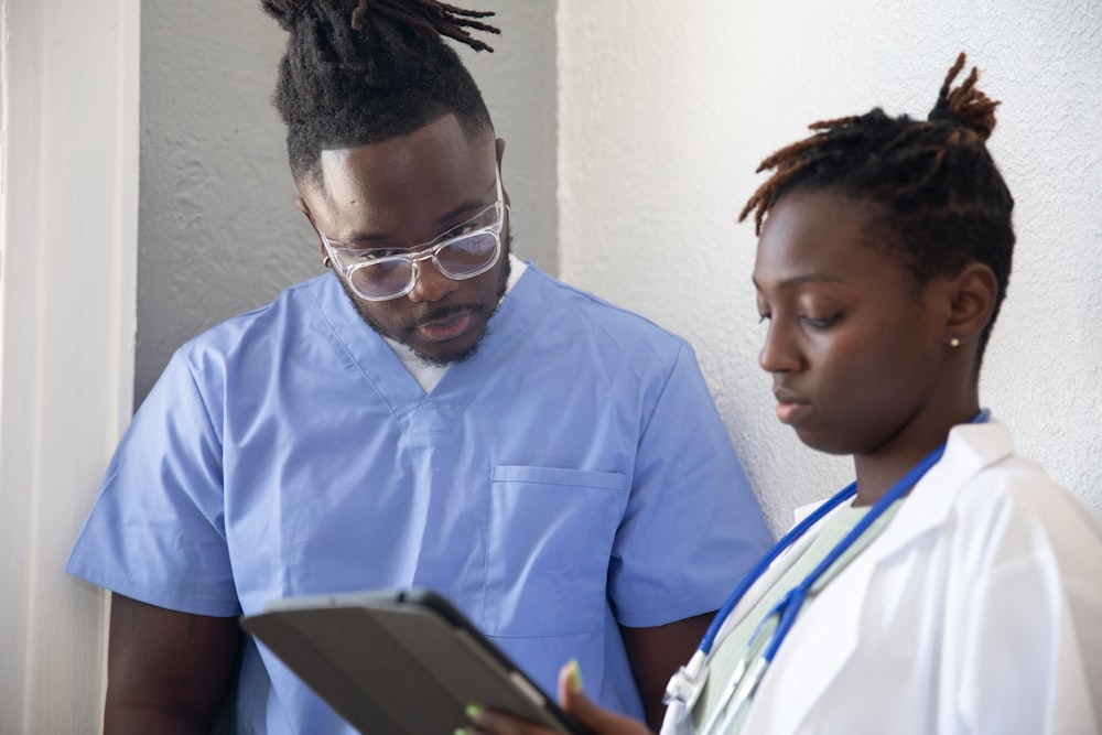 un médecin et un patient regardant un comprimé